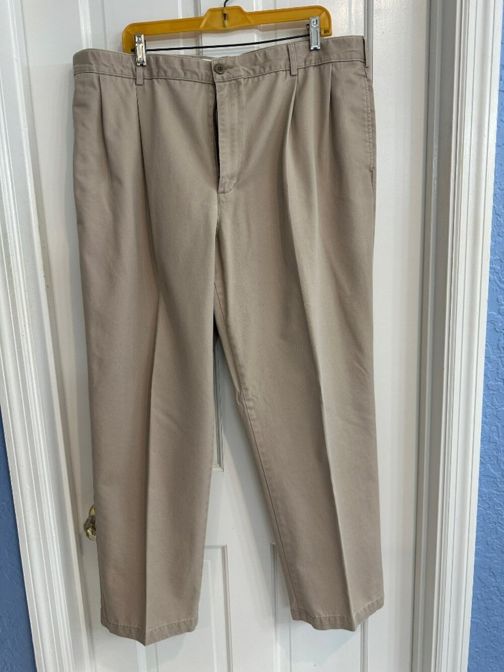 Lands' End Beige Size 40X30 Chino Pleated Pants EUC